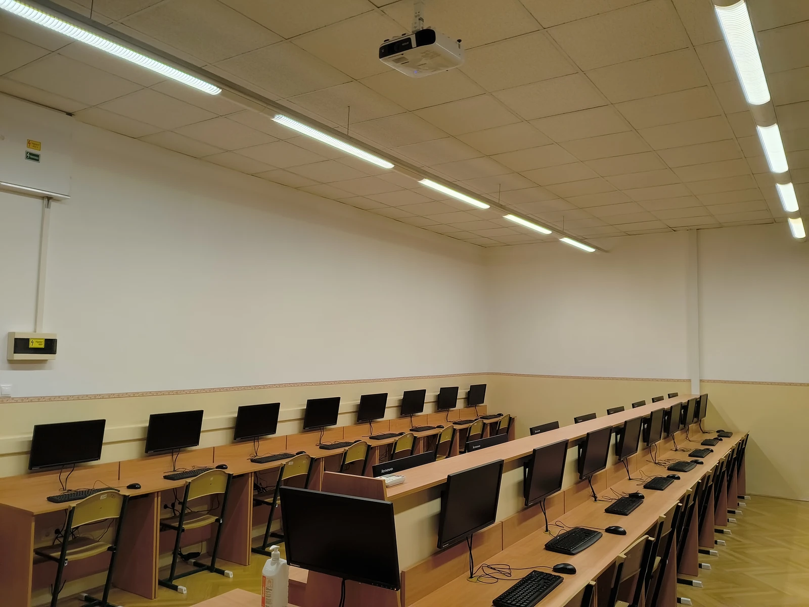 A 224-es terem új monitorokkal