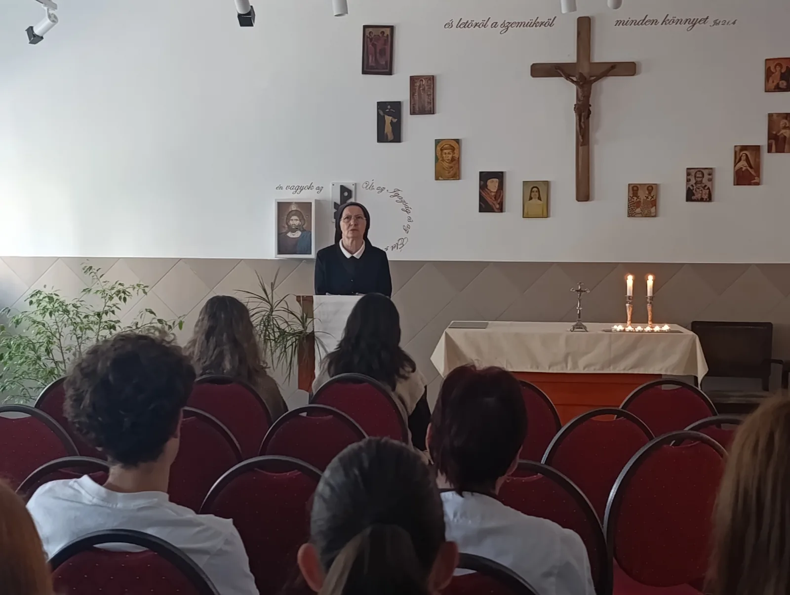 A kápolna oltára gyertyákkal, az imádság kezdete előtt